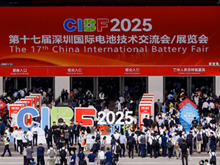 图为CIBF2025观众排队入场