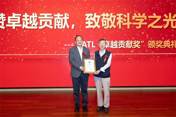 致敬“中国锂电之父”,宁德时代为陈立泉院士颁发“卓越贡献奖” 致敬“中国锂电之父”,宁德时代为陈立泉院士颁发“卓越贡献奖”