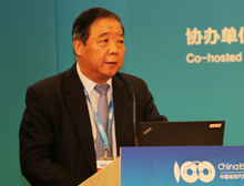 中国汽车工程学会理事长付于武主持主题论坛