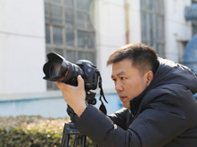 图为《中国制造》调研组摄影师调试镜头