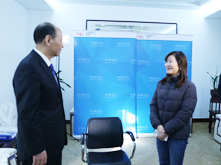 图为风帆股份董事长刘宝生在采访结束后和记者交谈