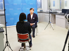 图为超威集团市场部总监杨享川接受记者采访
